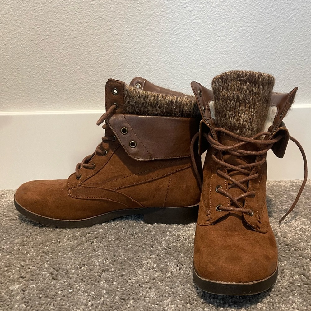 9.5 Women’s brown ankle boots.